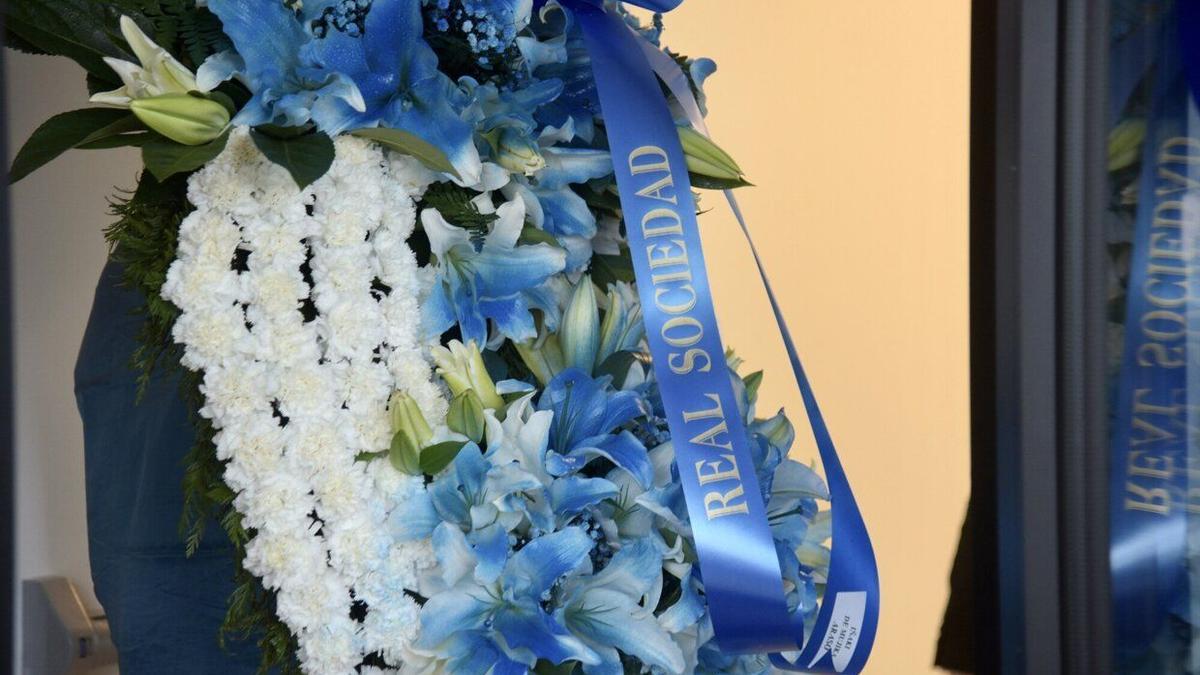 La Real Sociedad ha mandado una corona de flores en memoria de Iñaki de Mujika.